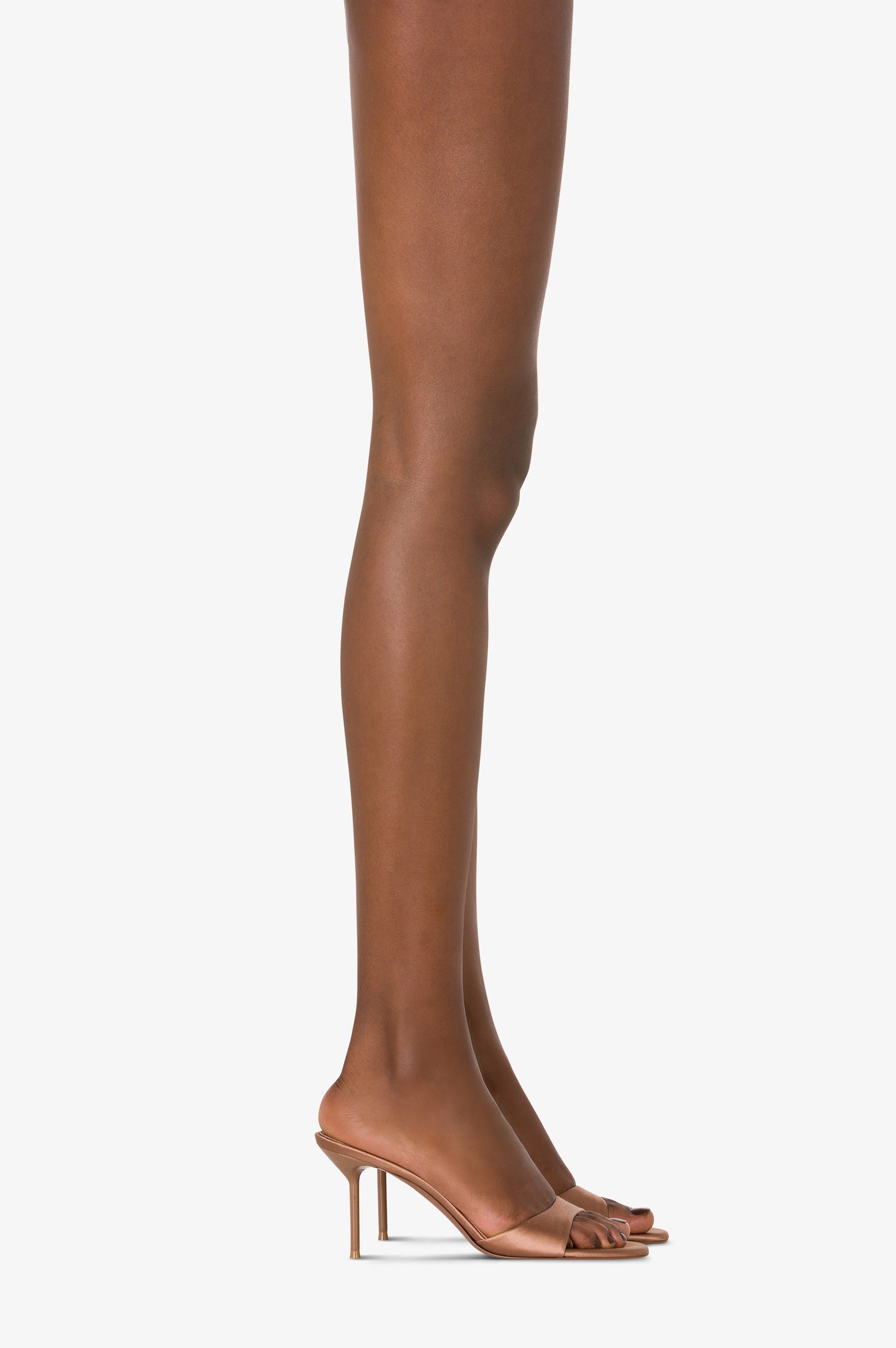 Mules in caramel satin.