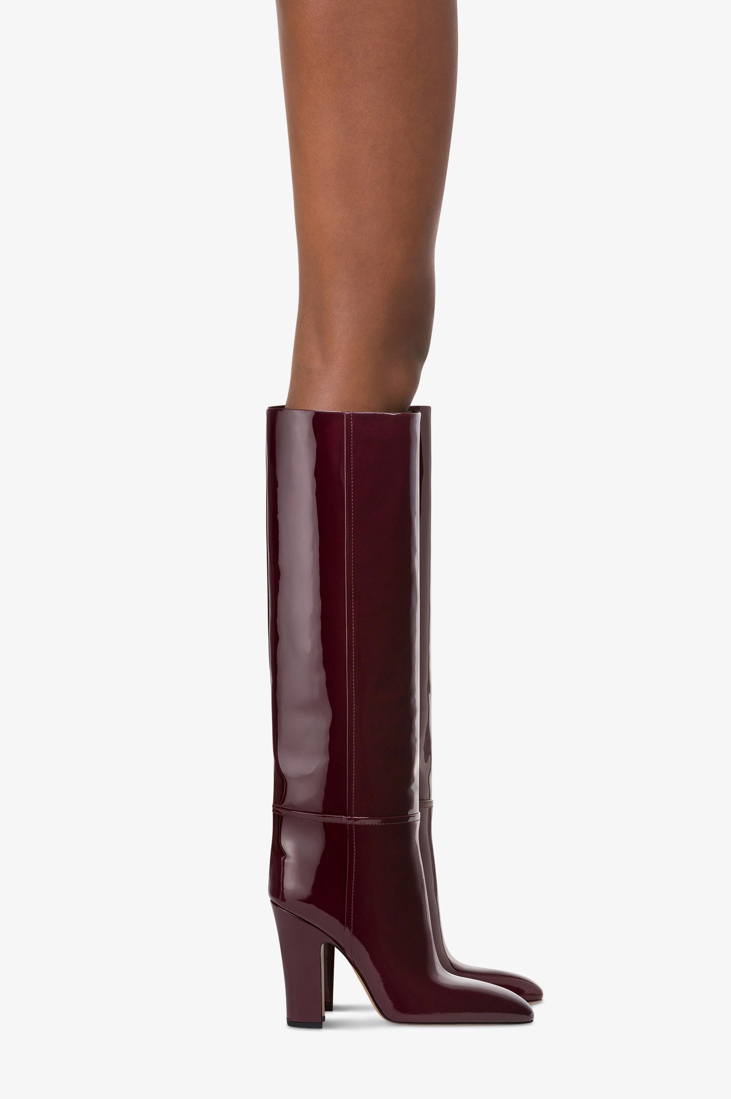 Boots in rouge noir patent leather.