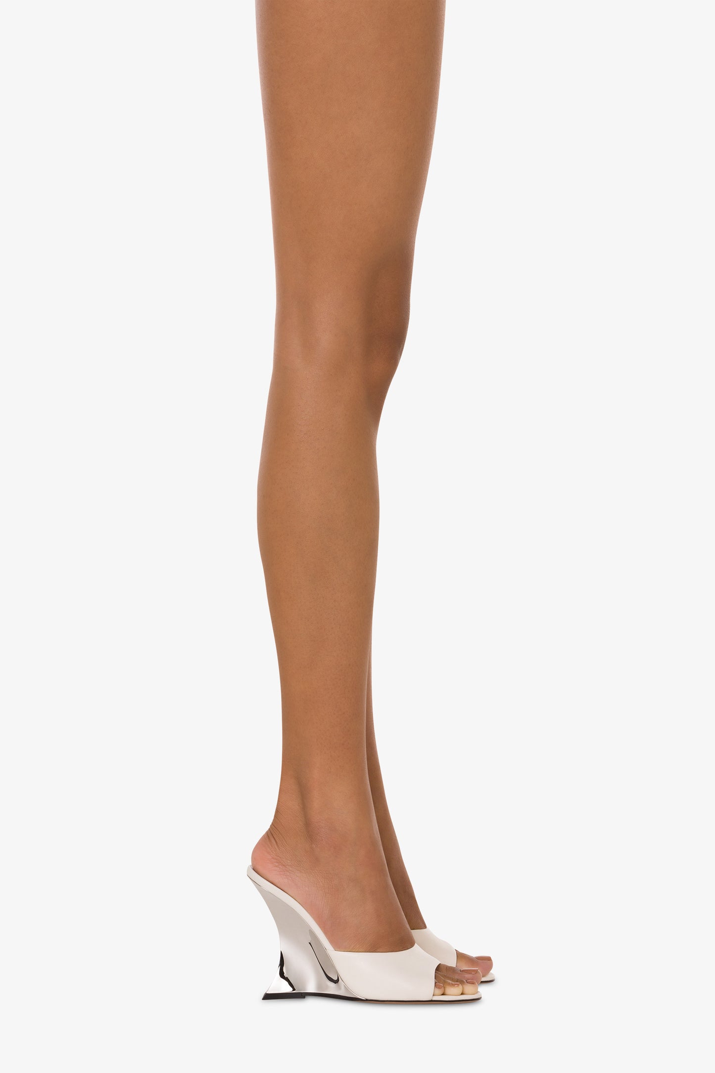 Mules en piel color hueso y plata