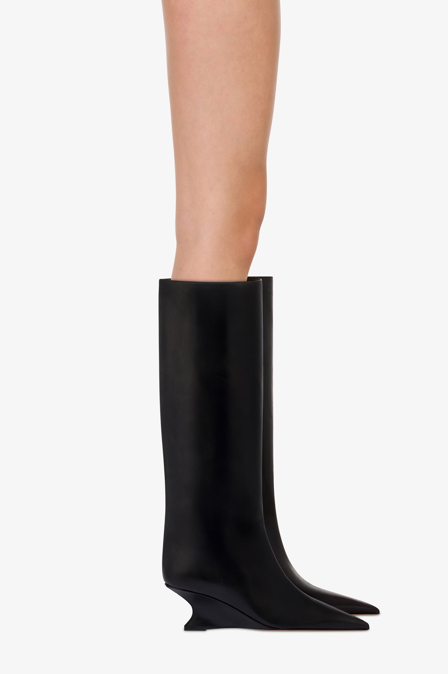Boots in black calf leather.