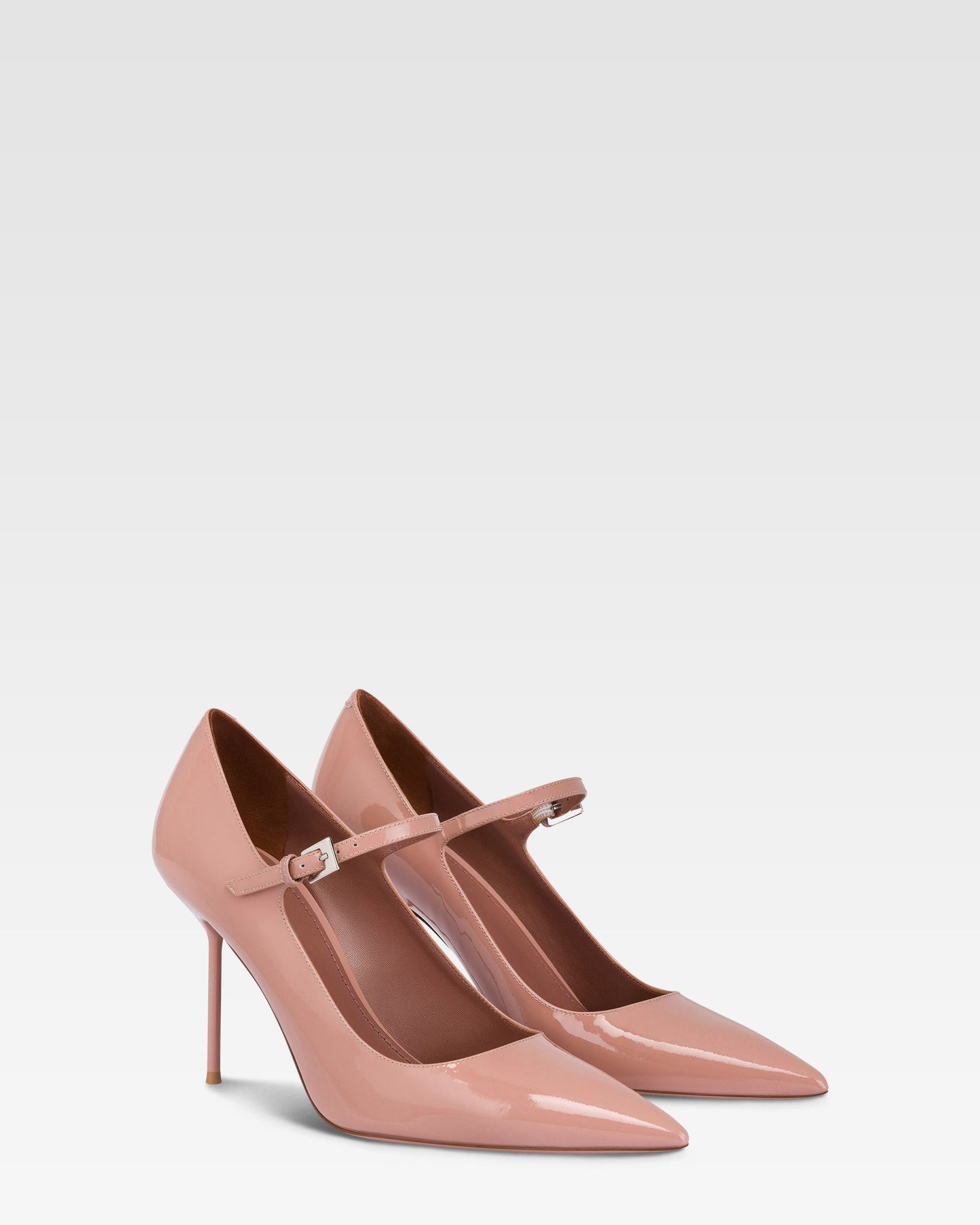 Pumps in dark phard patent leather