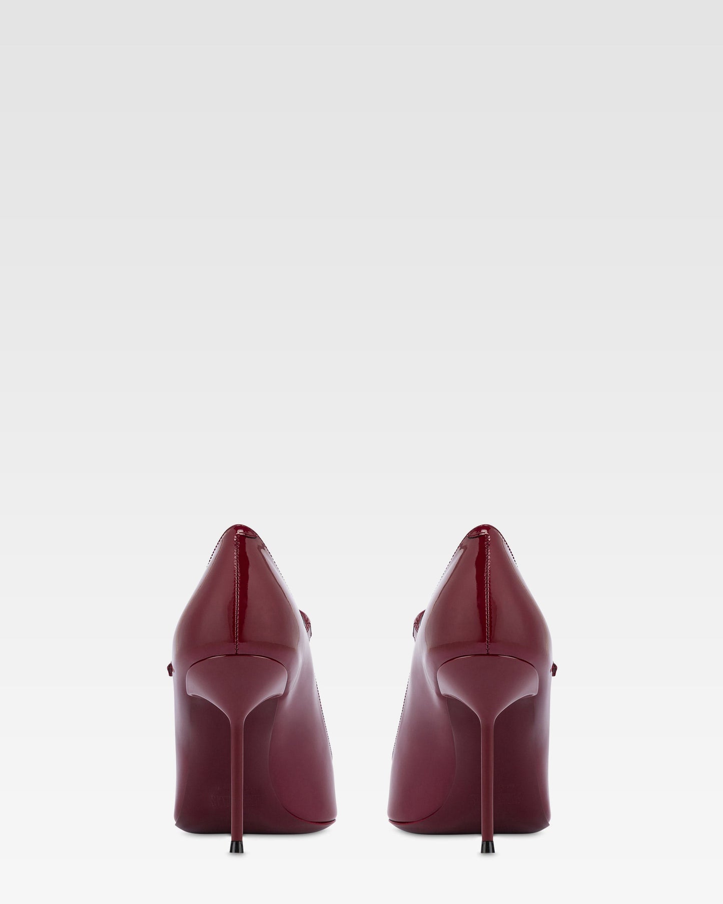 Pumps in rouge noir patent leather