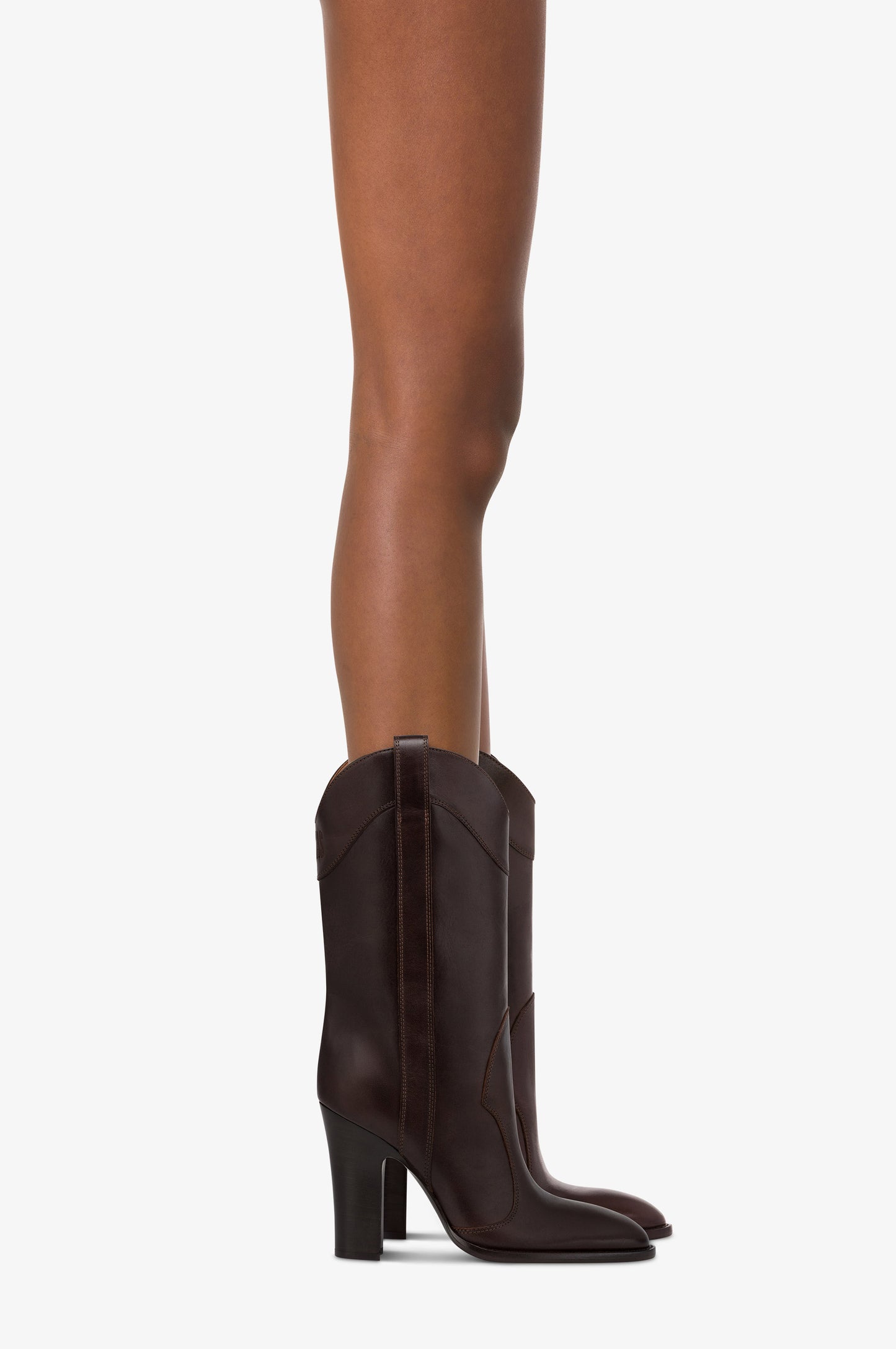 Stiefel aus tiefschwarzem Kalbsleder.