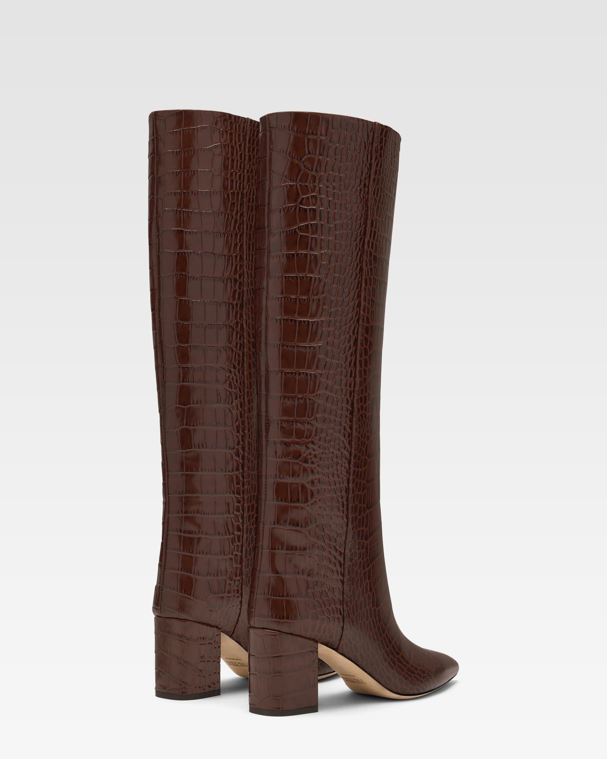 Botas de piel marr'on chocolate con efecto cocodrilo y tac'on de 70 mm