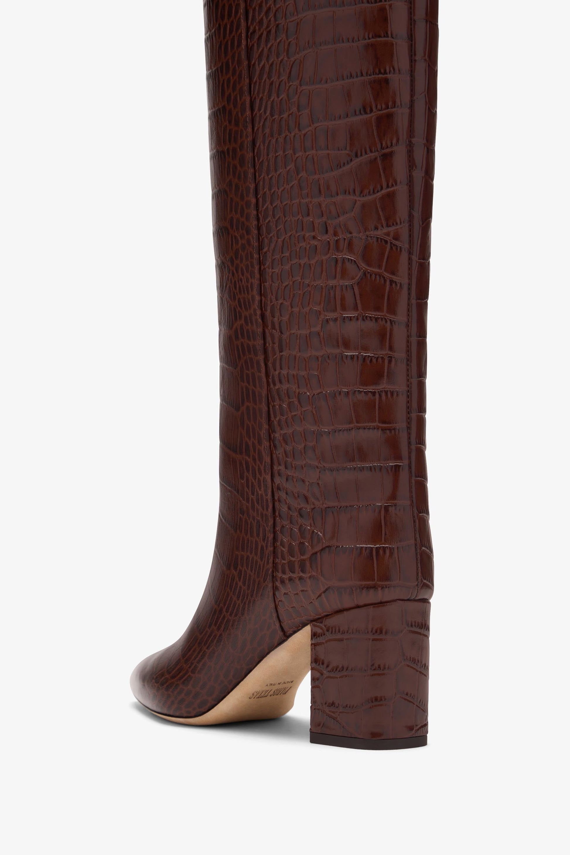 Botas de piel marr'on chocolate con efecto cocodrilo y tac'on de 70 mm