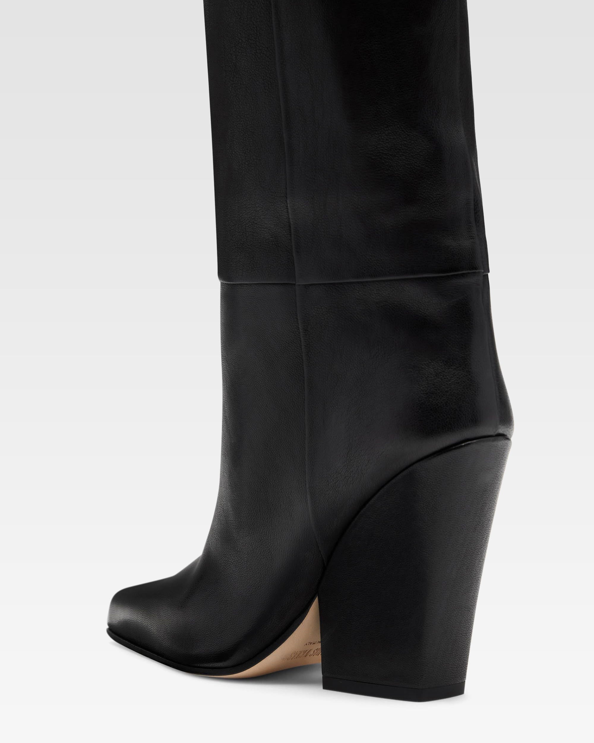 Schwarze Lederstiefel mit Textureffekt