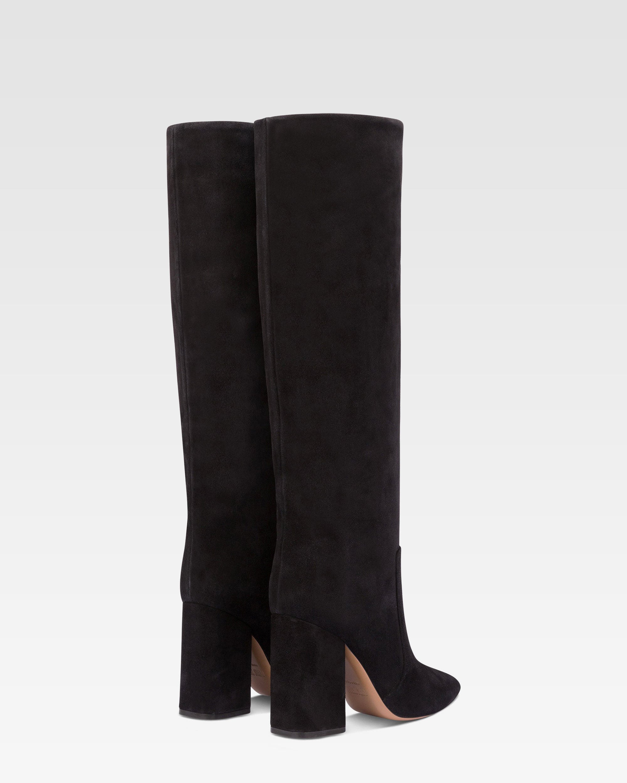 Botas hasta la rodilla de suave piel de ante negro apagado