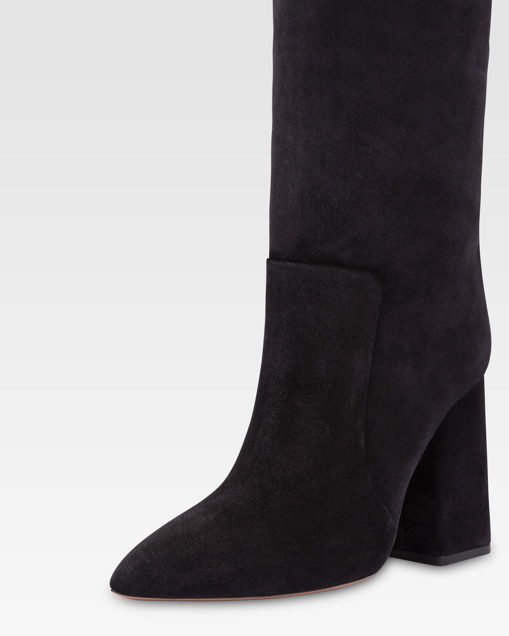 Botas hasta la rodilla de suave piel de ante negro apagado