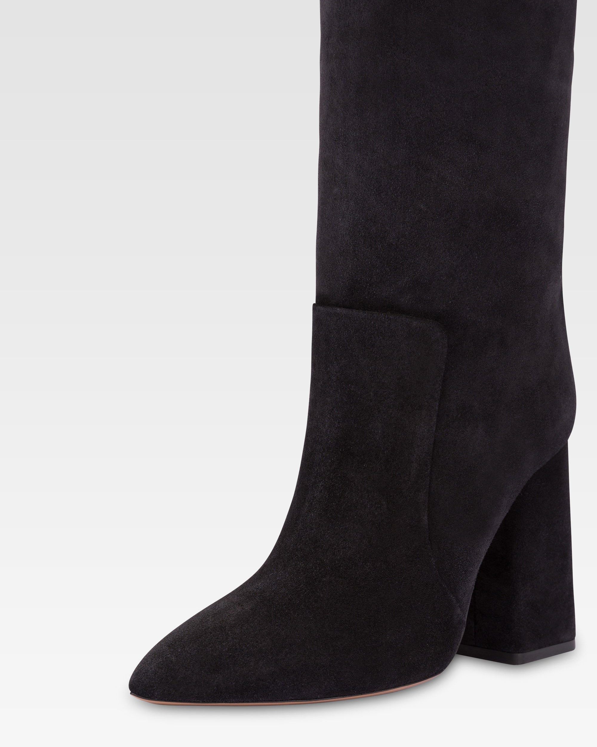 Botas hasta la rodilla de suave piel de ante negro apagado