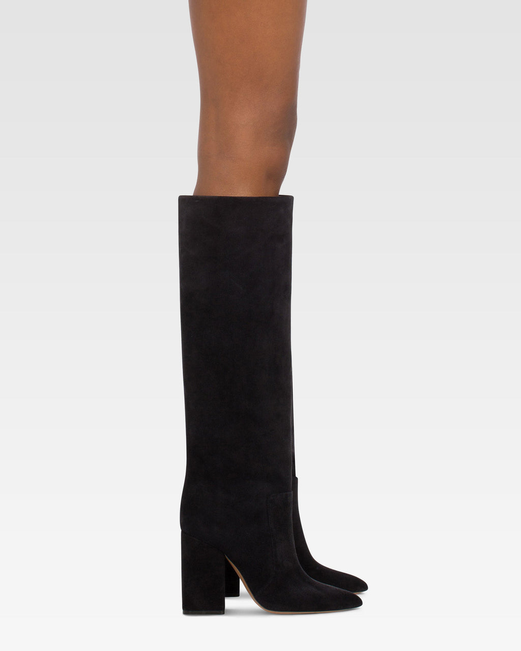 Botas hasta la rodilla de suave piel de ante negro apagado