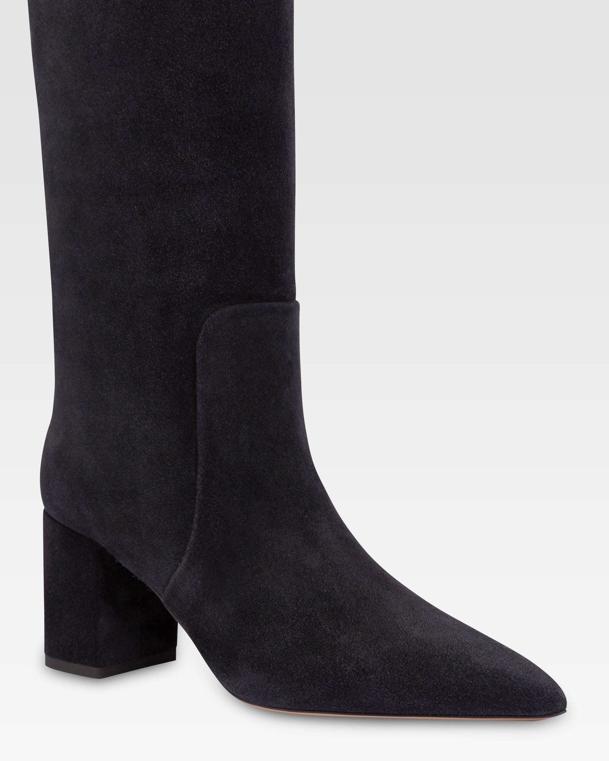 Stivali altezza ginocchio in morbida pelle scamosciata nera