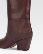 Botas hasta la rodilla de punta fina en piel flexible color moca