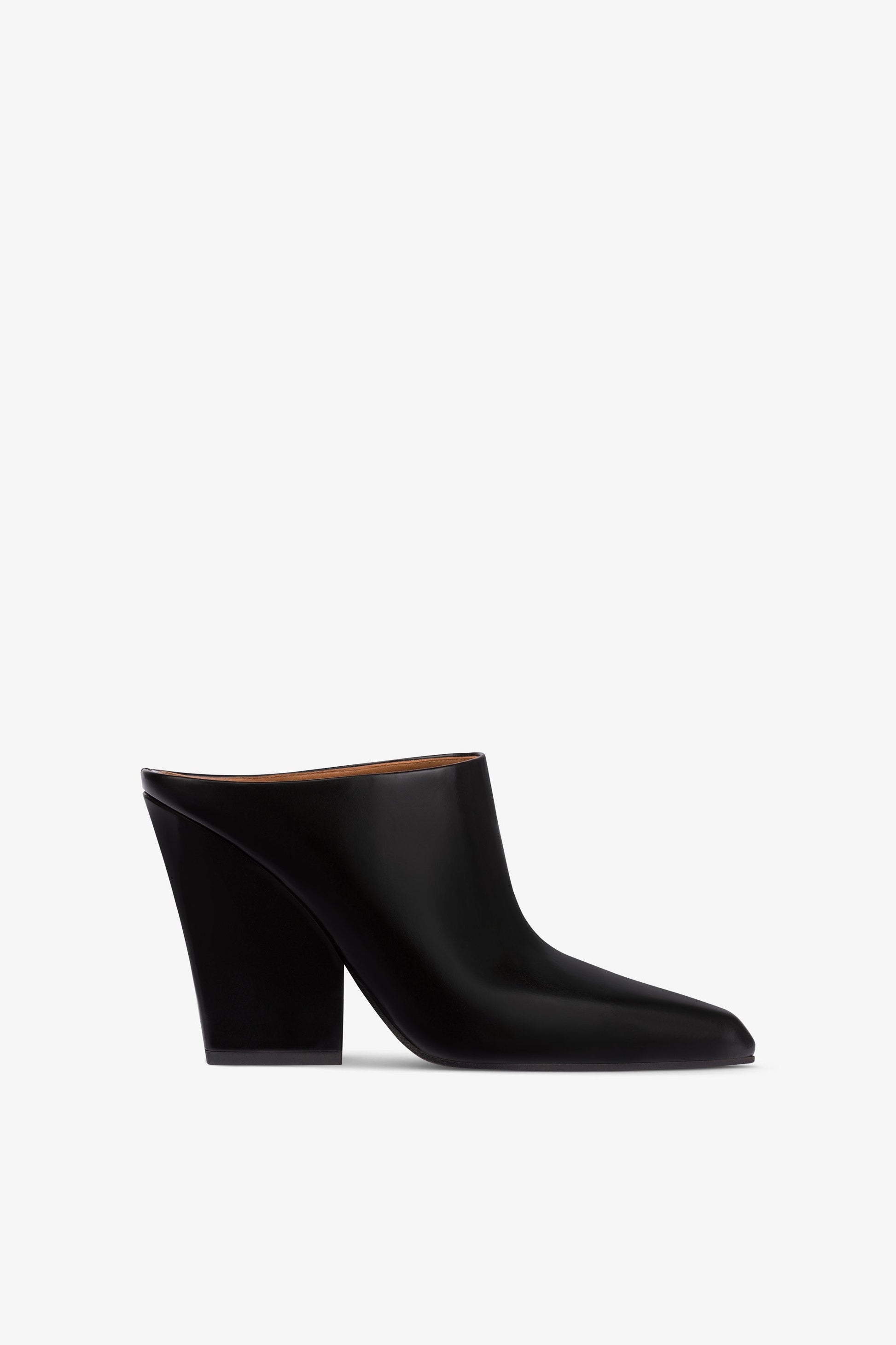 Longues mules pointues en cuir souple brosse noir