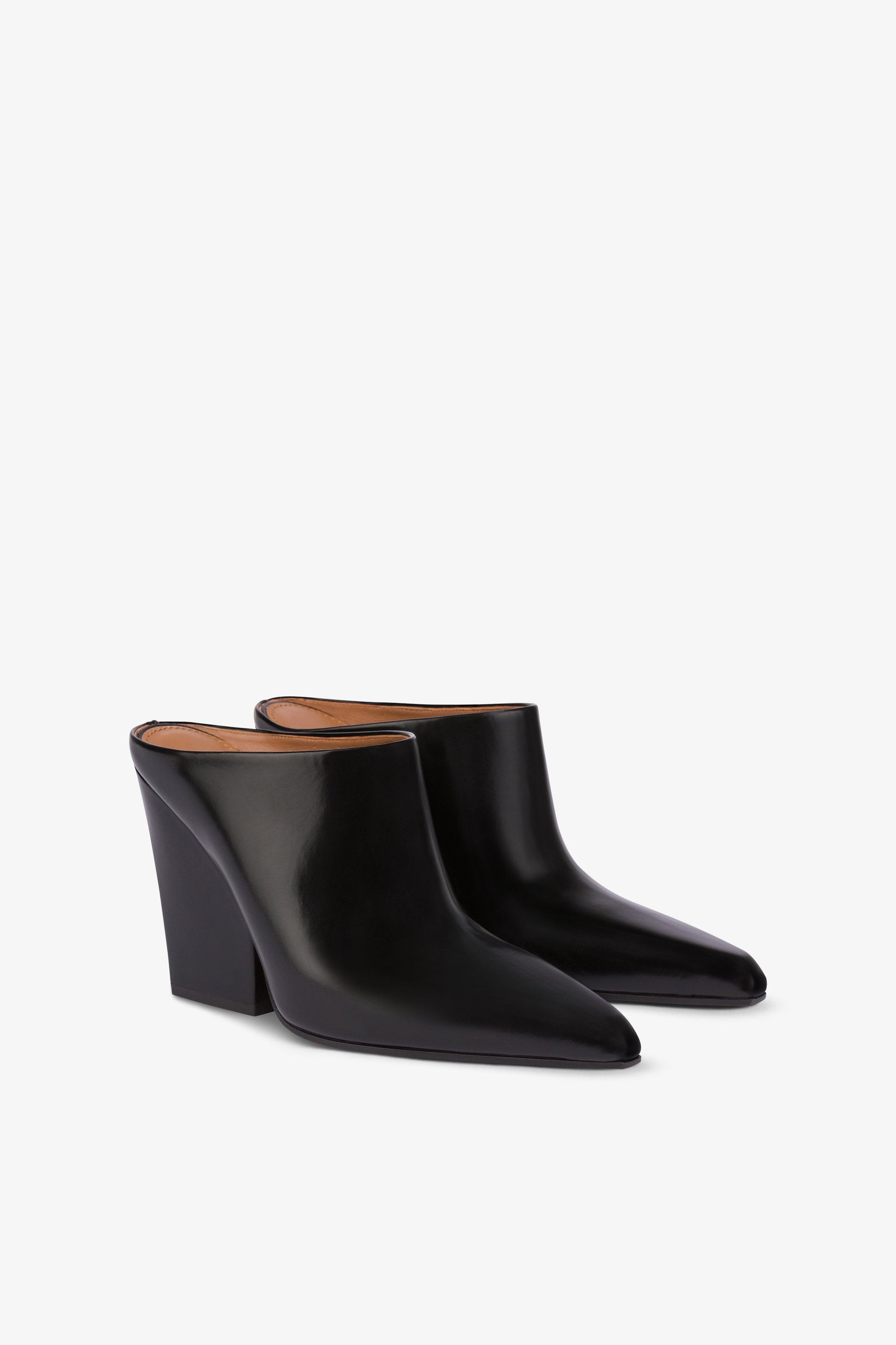 Longues mules pointues en cuir souple brosse noir