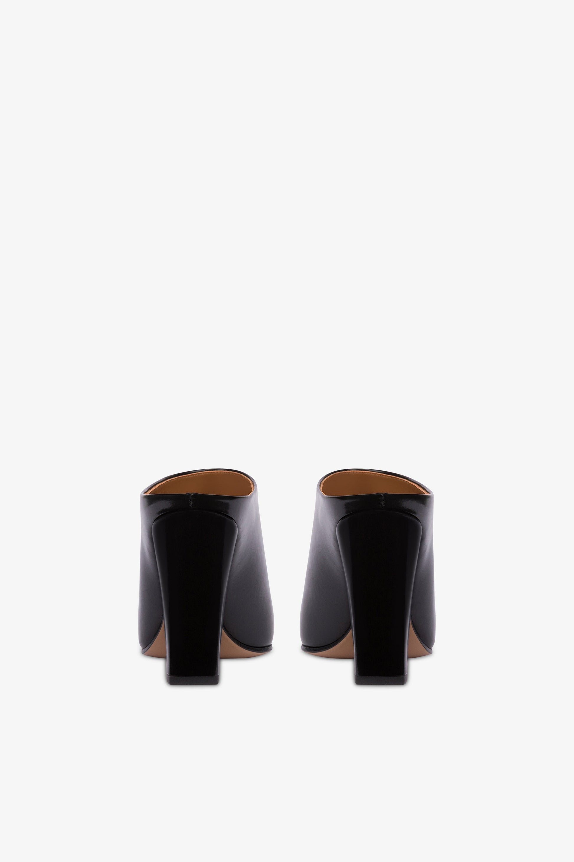 Longues mules pointues en cuir souple brosse noir