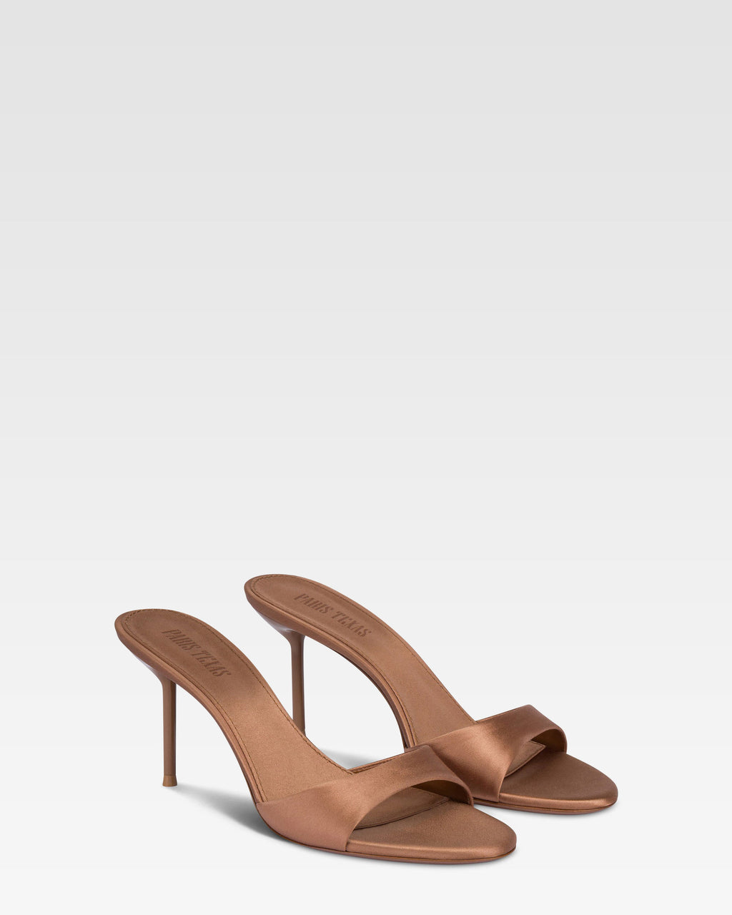 Mules in raso caramello