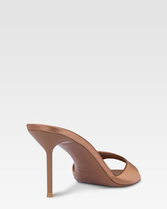 Mules in raso caramello