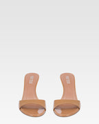 Mules in caramel patent leather