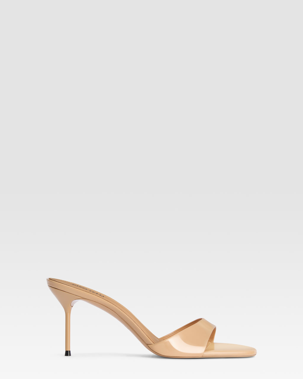 Mules in honey patent leather