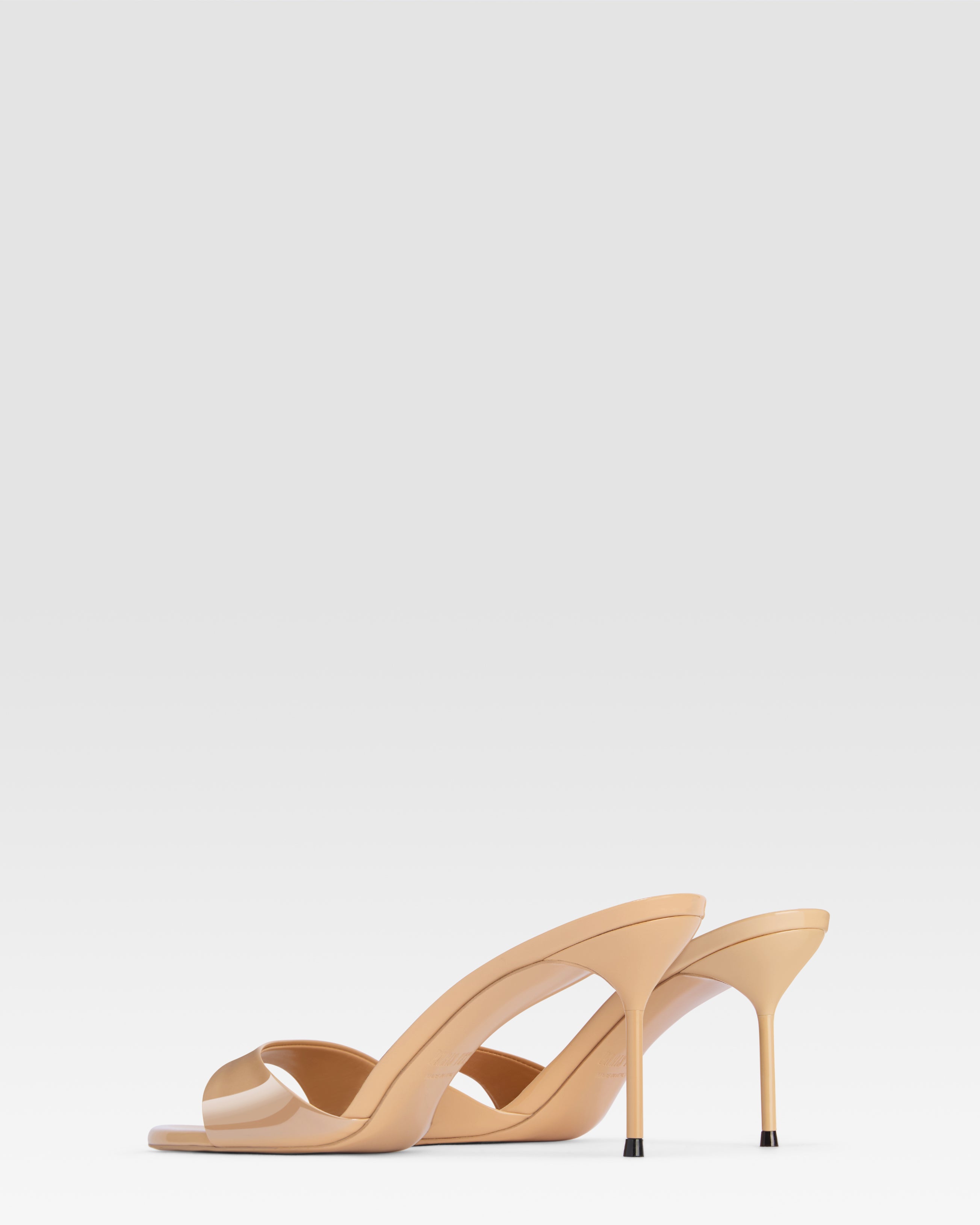 Mules in honey patent leather