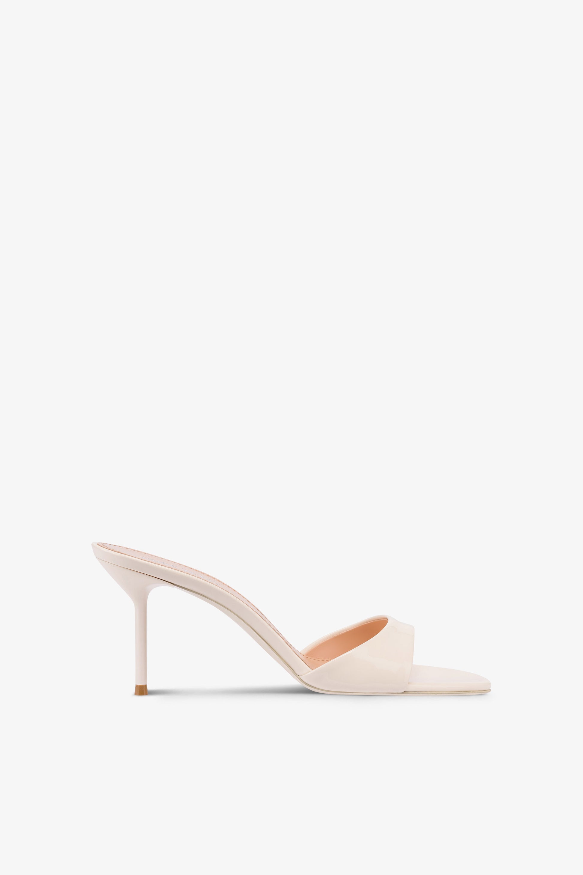 Mules in ivory patent leather