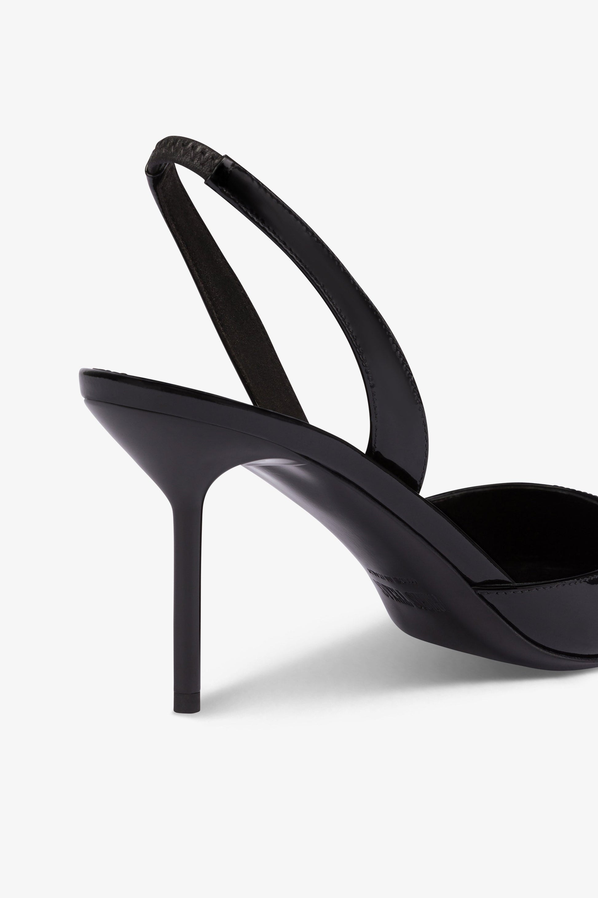 Slingback a punta in morbida pelle lucida nera