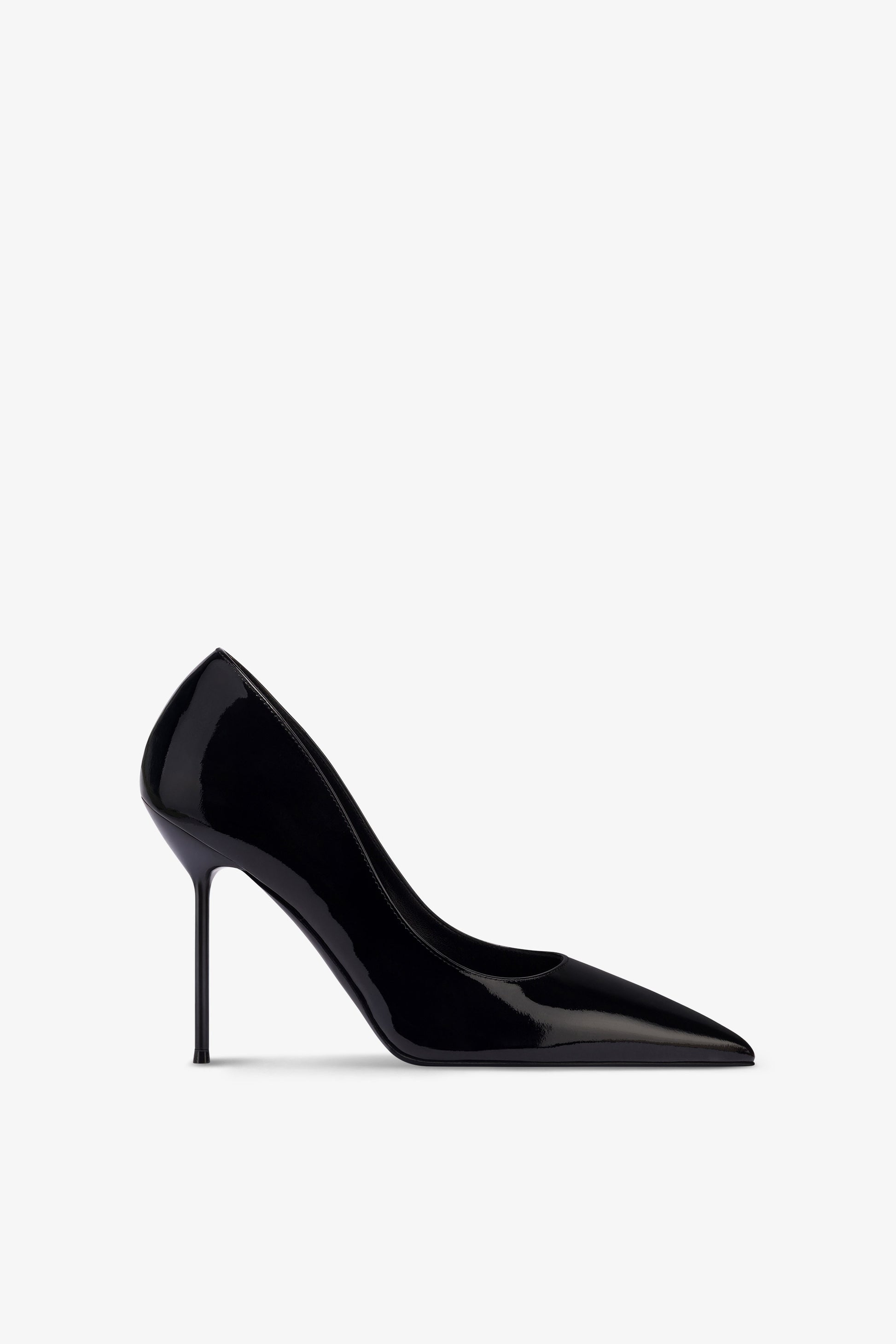 Pumps in black patent leather