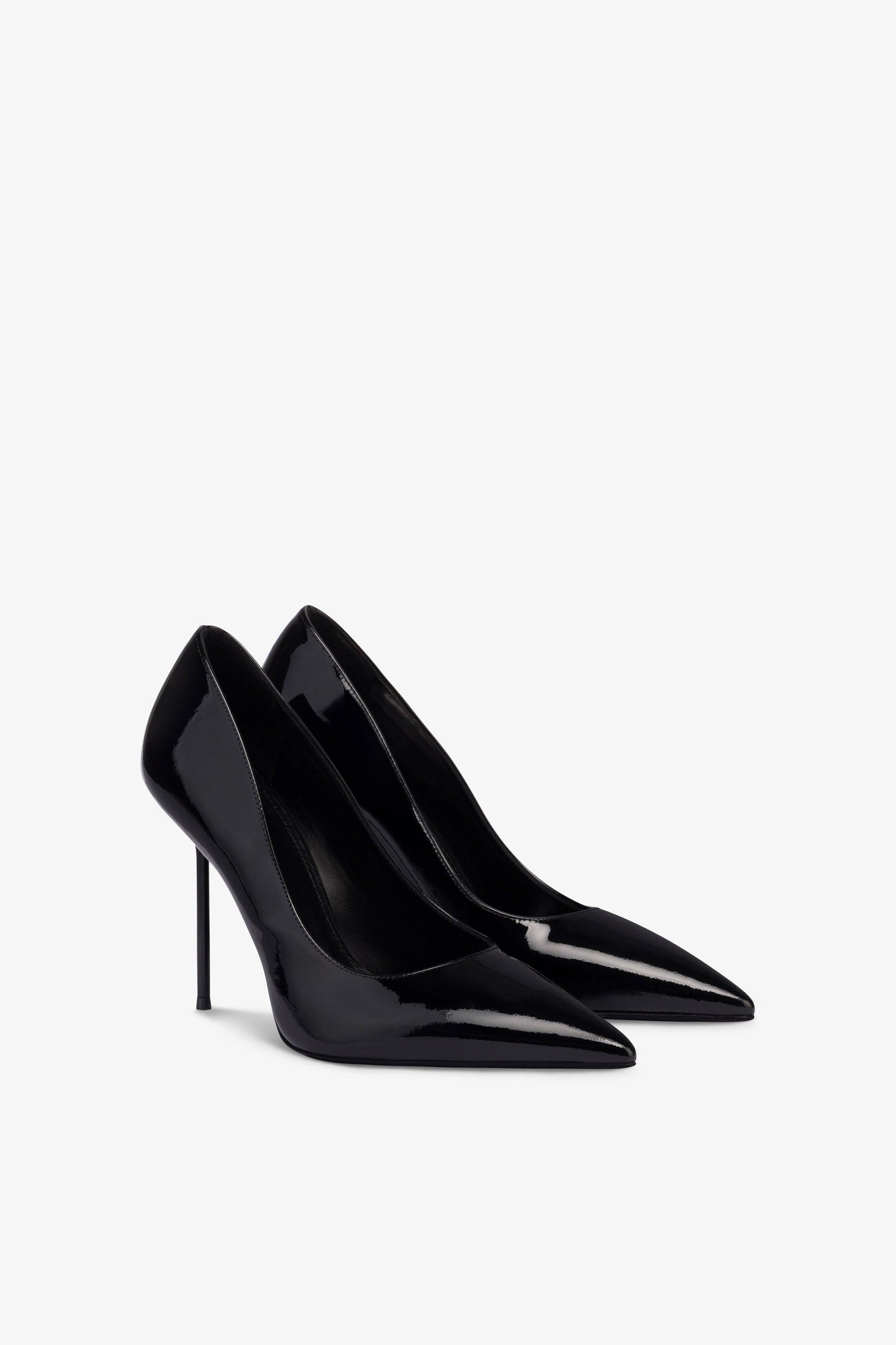 Pumps in black patent leather