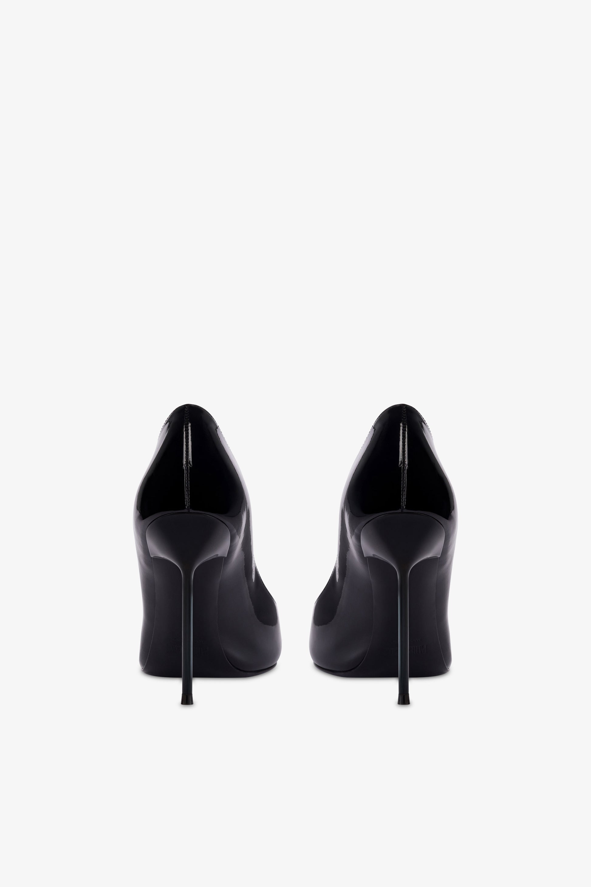 Pumps in black patent leather