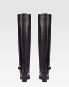 Long, pointed knee-high boots in smooth black leather