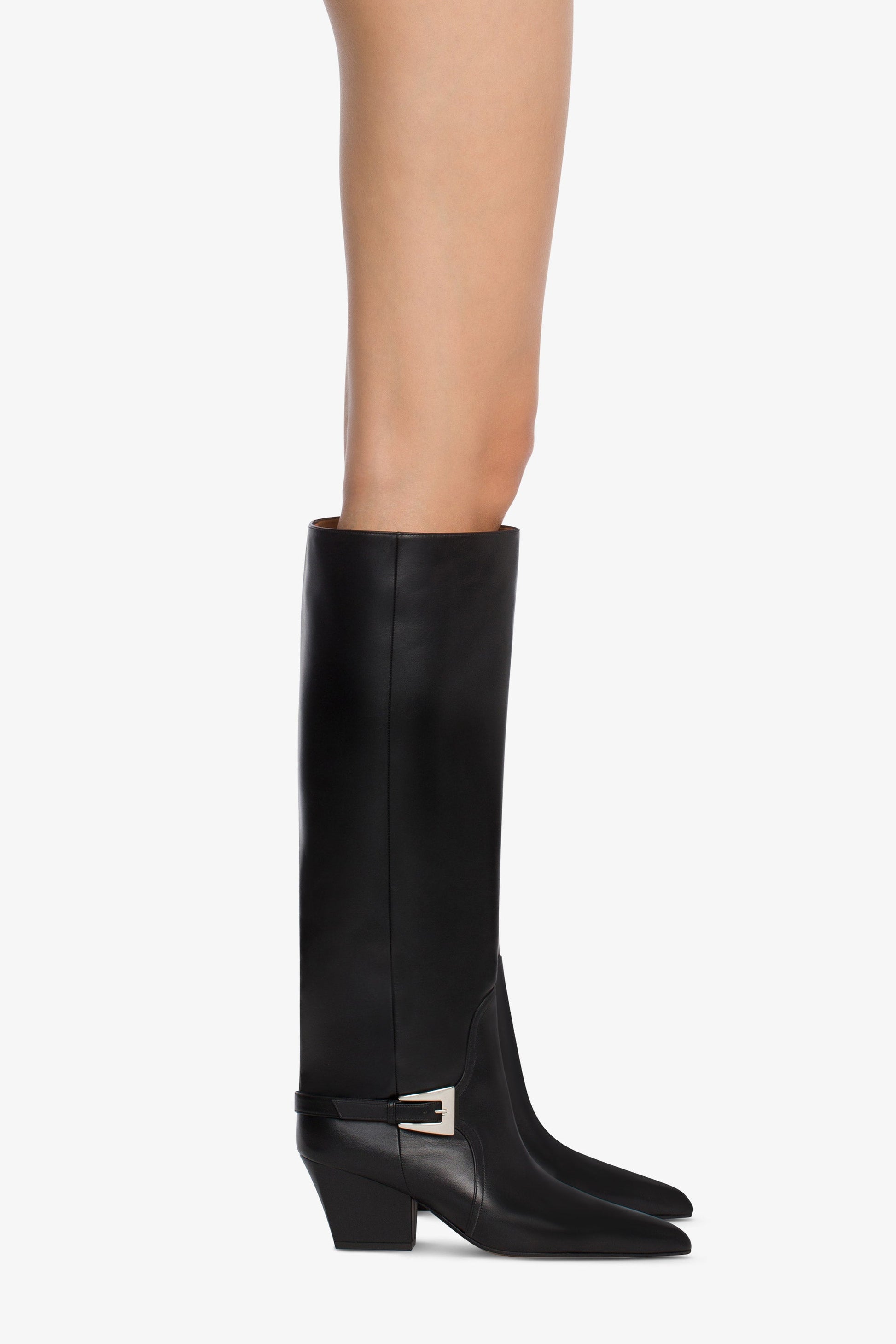 Long, pointed knee-high boots in smooth black leather - Product worn