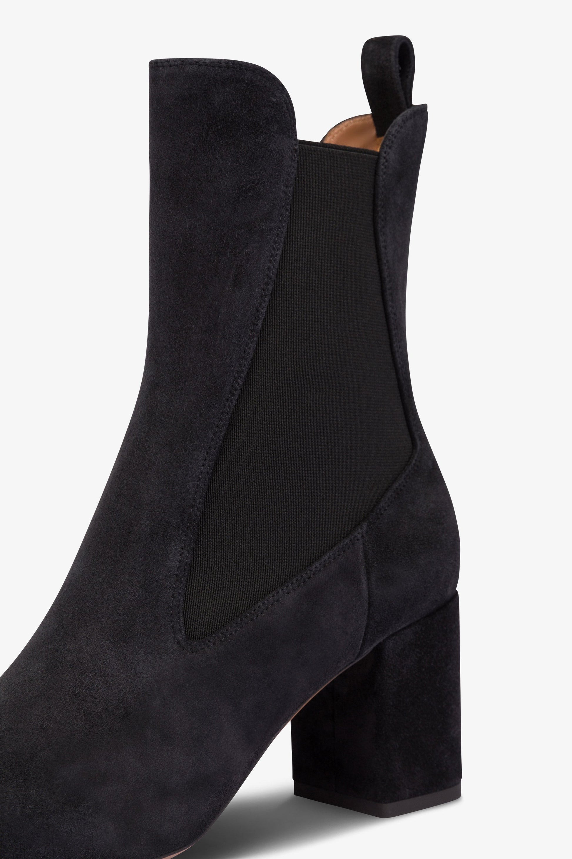 Bottines pointues en cuir velours souple noir casse