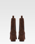 Botines de punta fina en suave piel de ante color pimienta