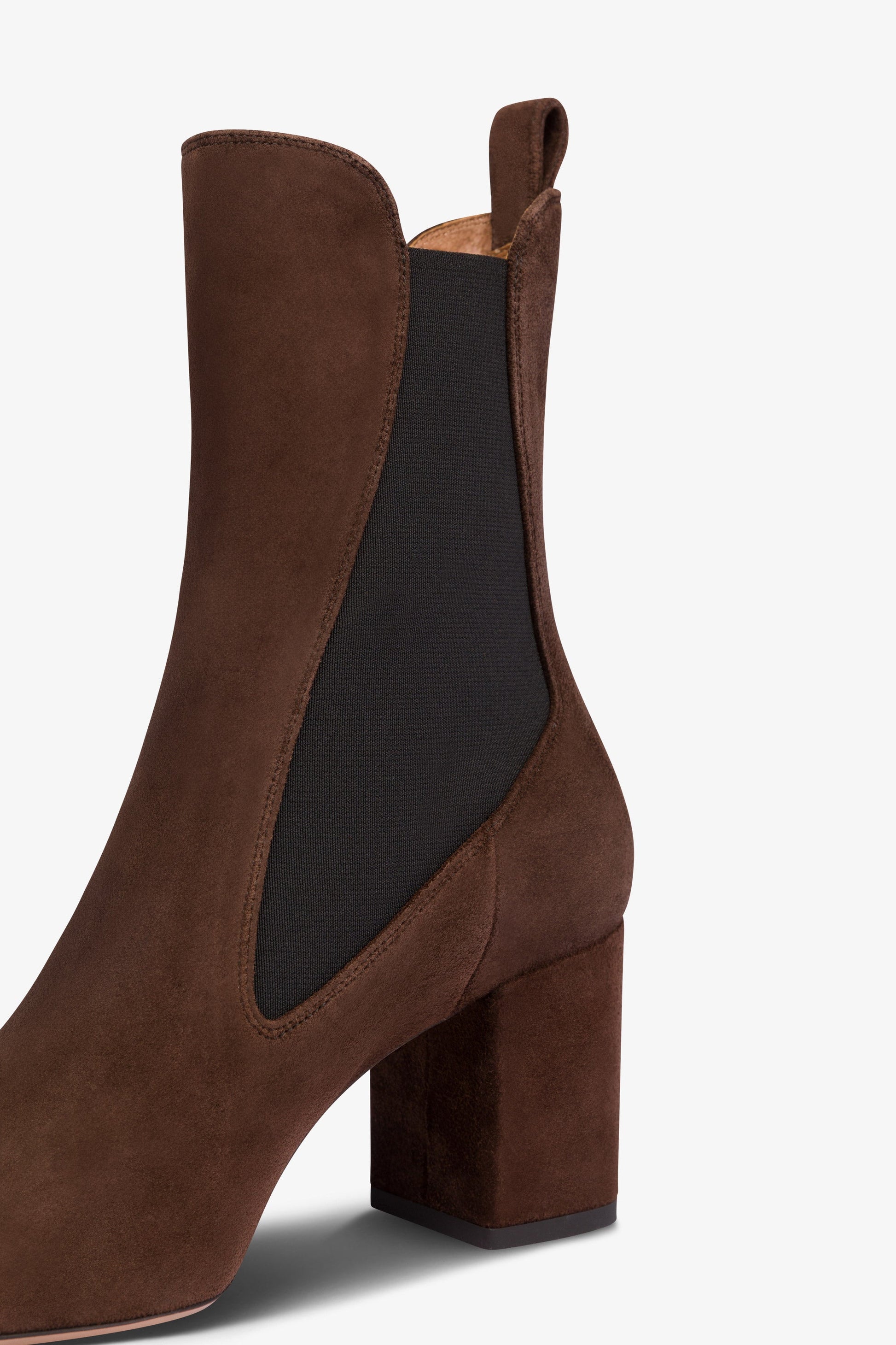 Bottines pointues en cuir suede doux et poivre