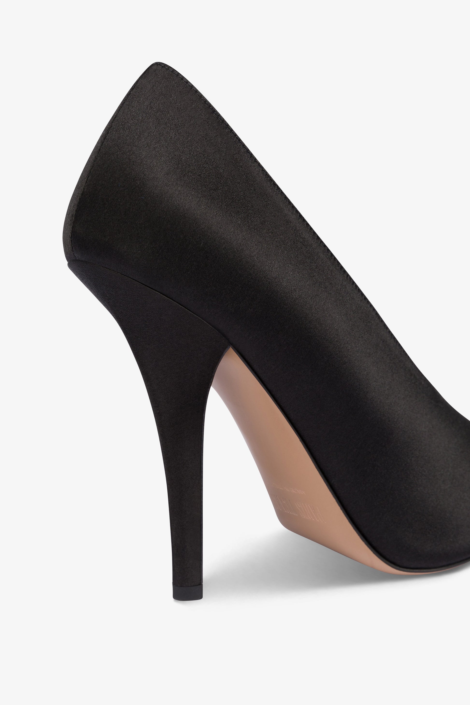 Pumps in black satin