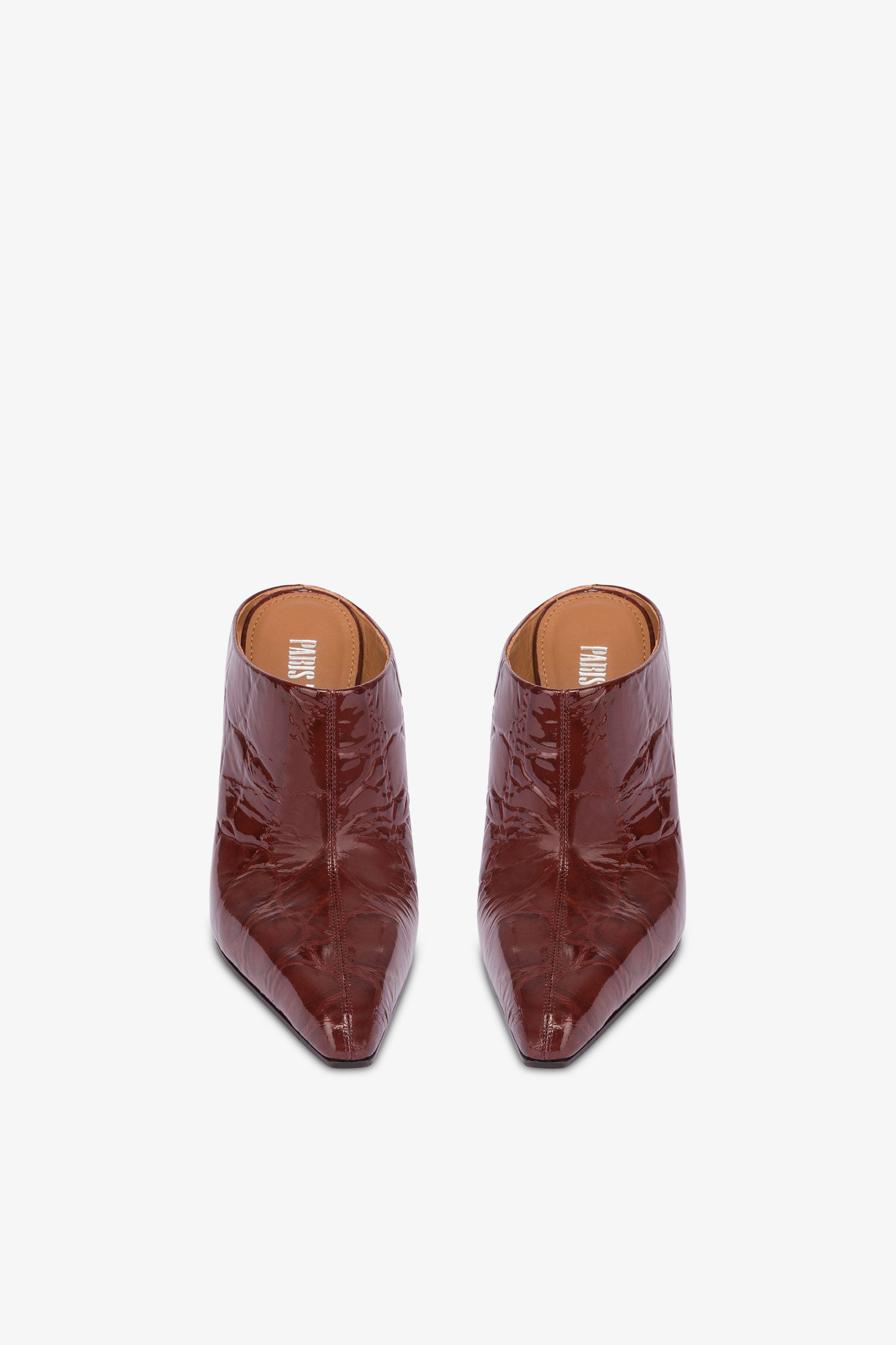 Mules pointues en cuir verni gaufre facon croco couleur chocolat.