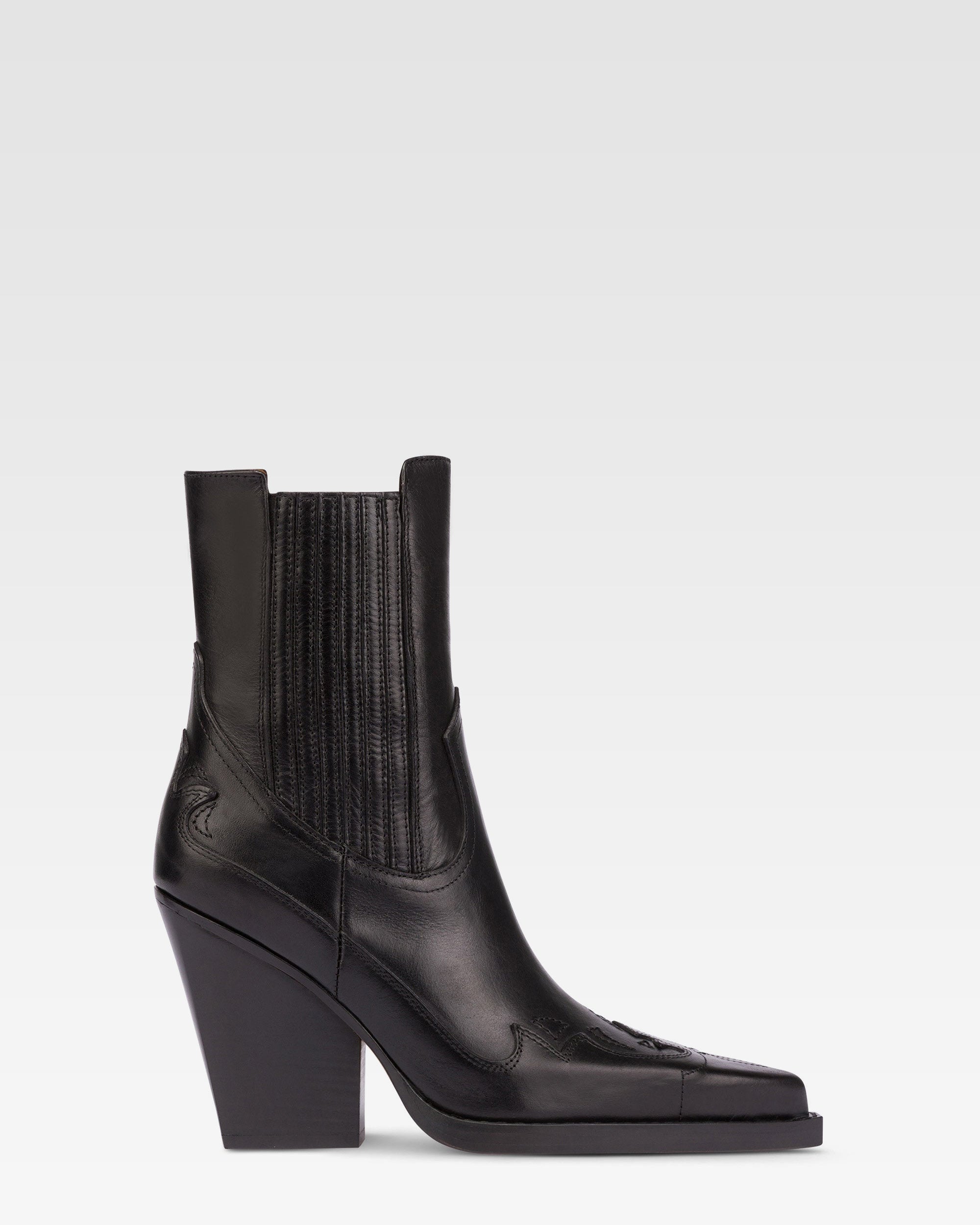 Pointed ankle boots in shiny black vintage leather