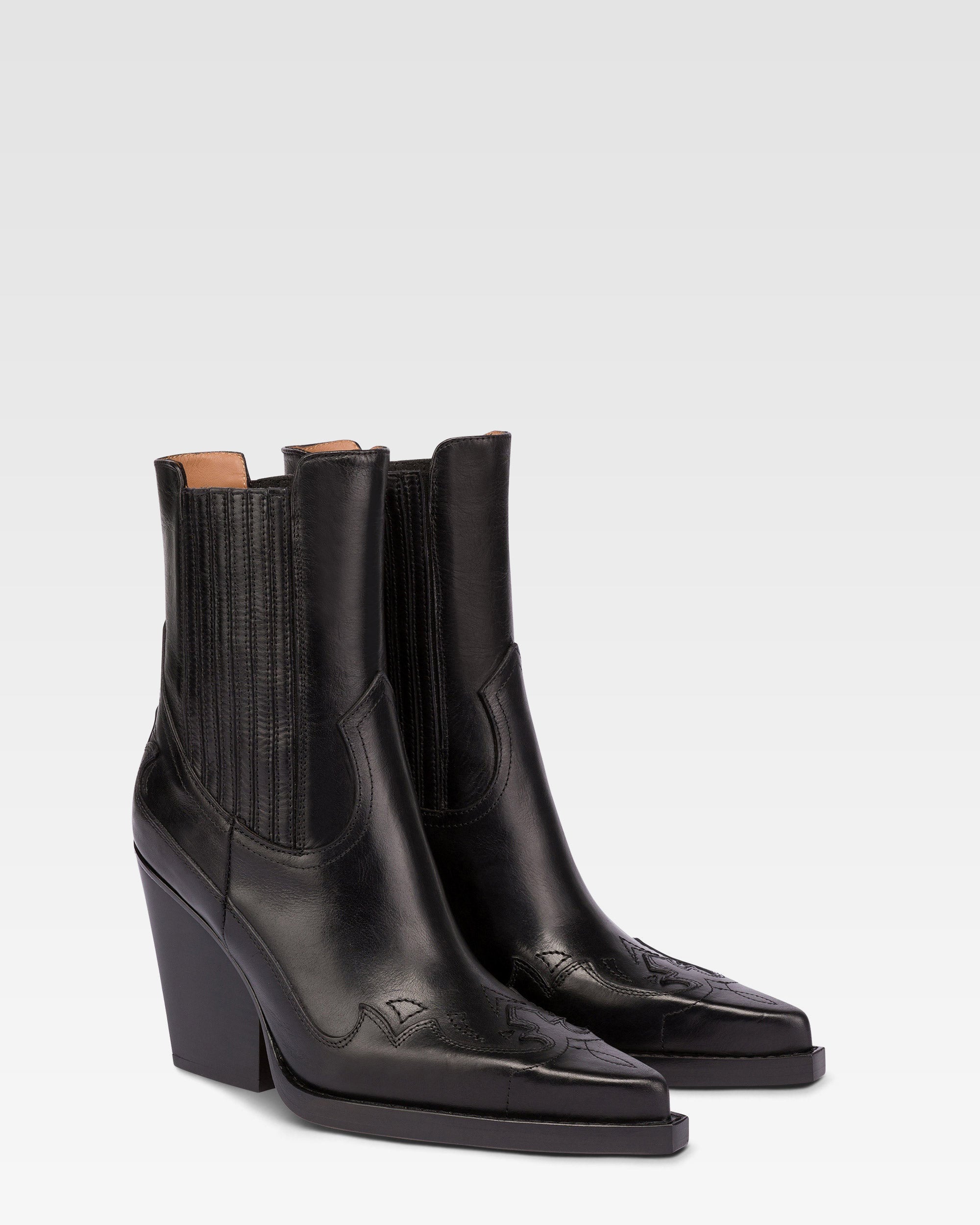 Pointed ankle boots in shiny black vintage leather