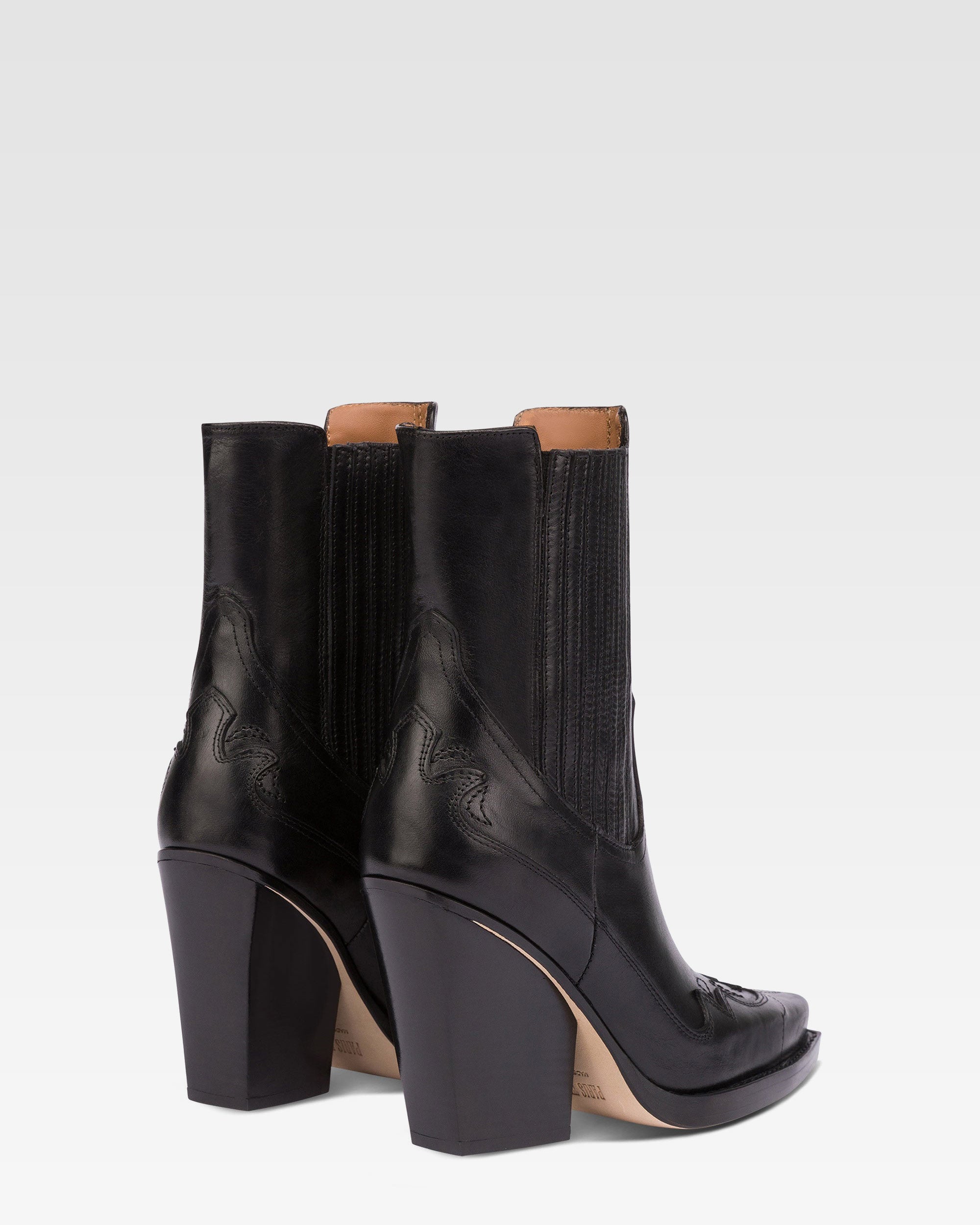 Pointed ankle boots in shiny black vintage leather