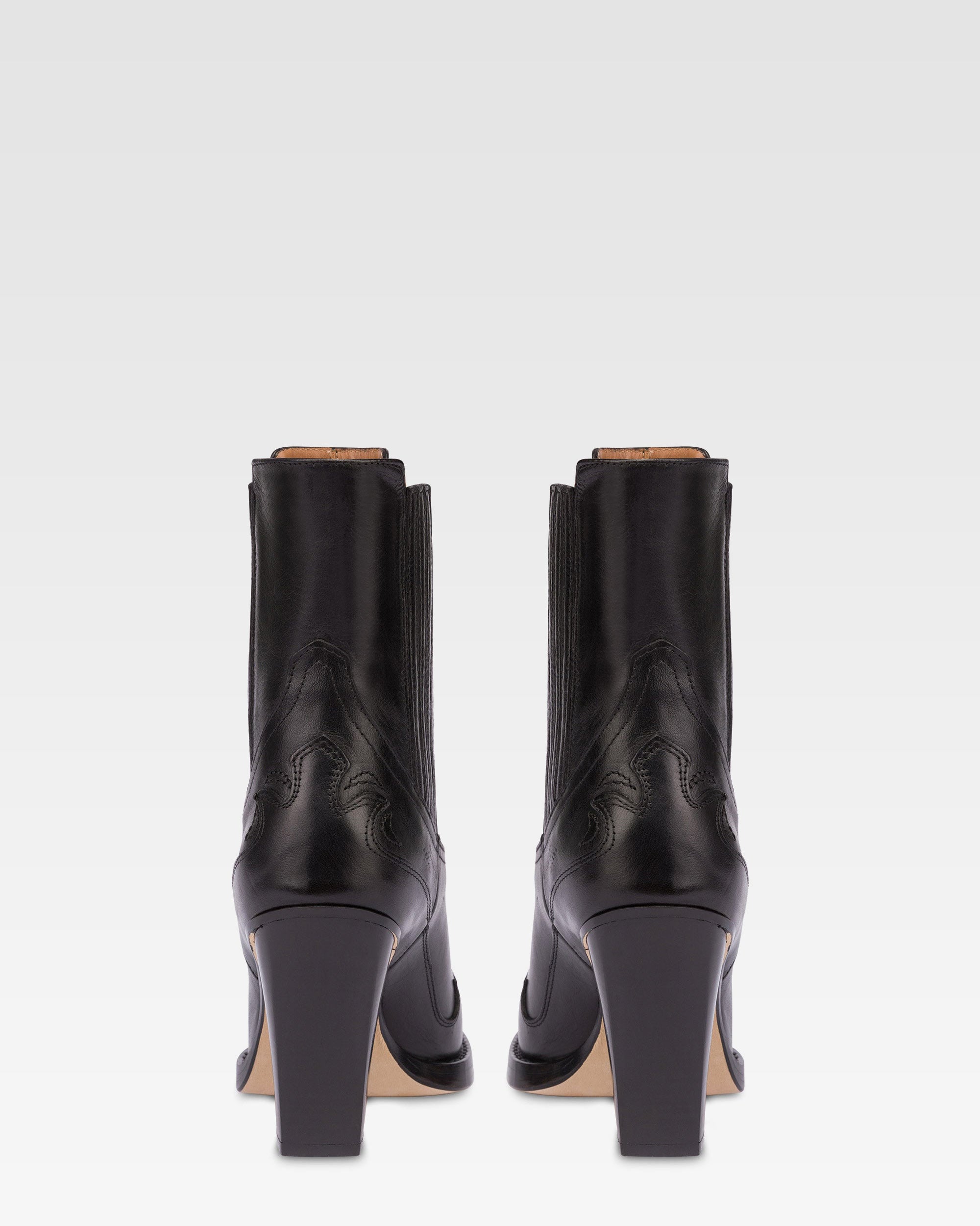 Pointed ankle boots in shiny black vintage leather