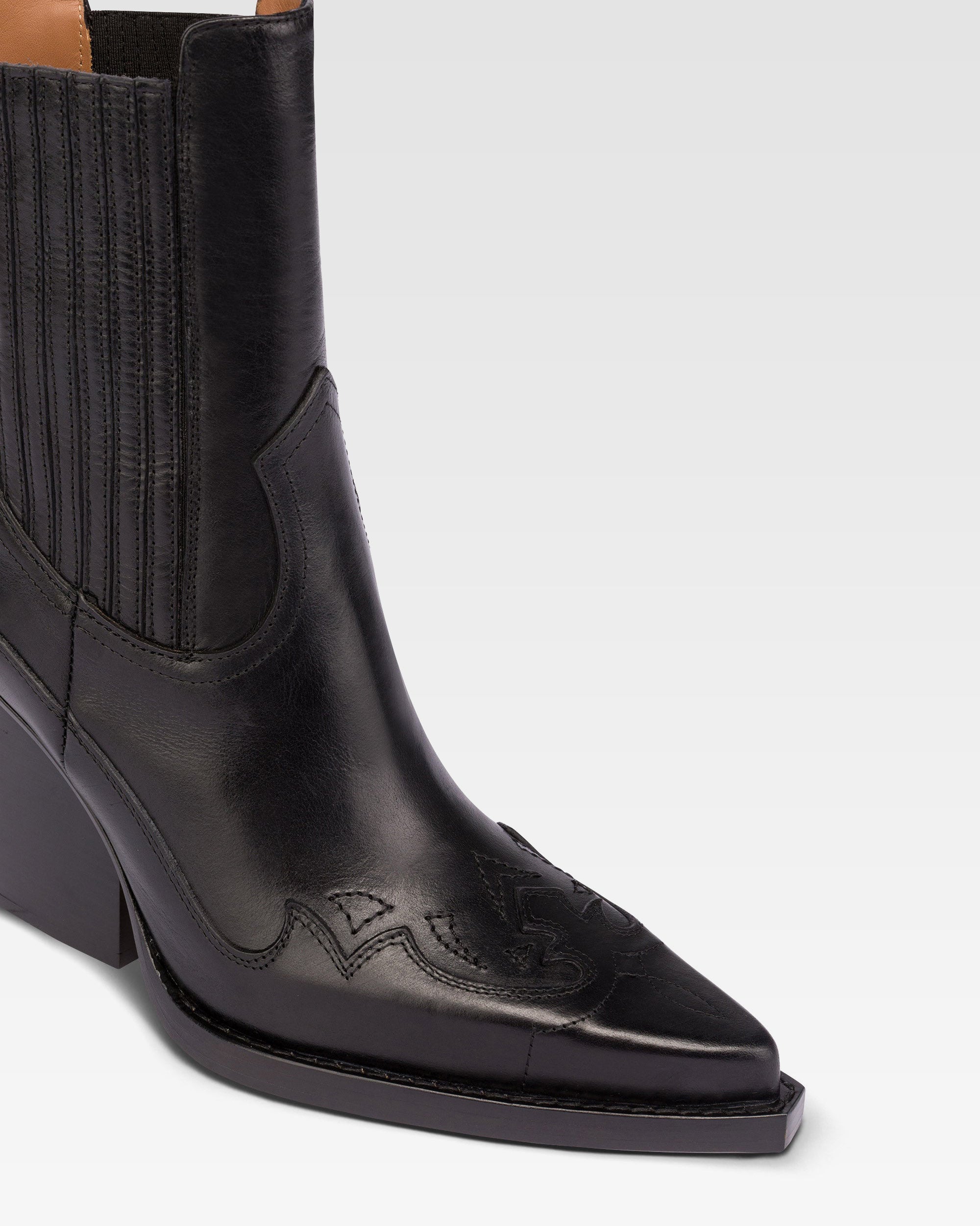 Pointed ankle boots in shiny black vintage leather