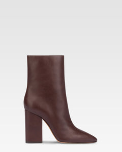 Pointed ankle boots in smooth mocha leather