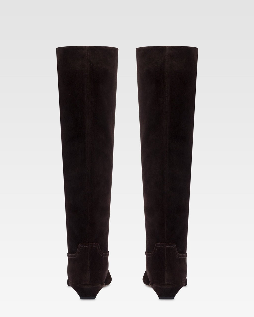 Stiefel aus tiefschwarzem Kalbsveloursleder.