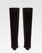 Stiefel aus tiefschwarzem Kalbsveloursleder.