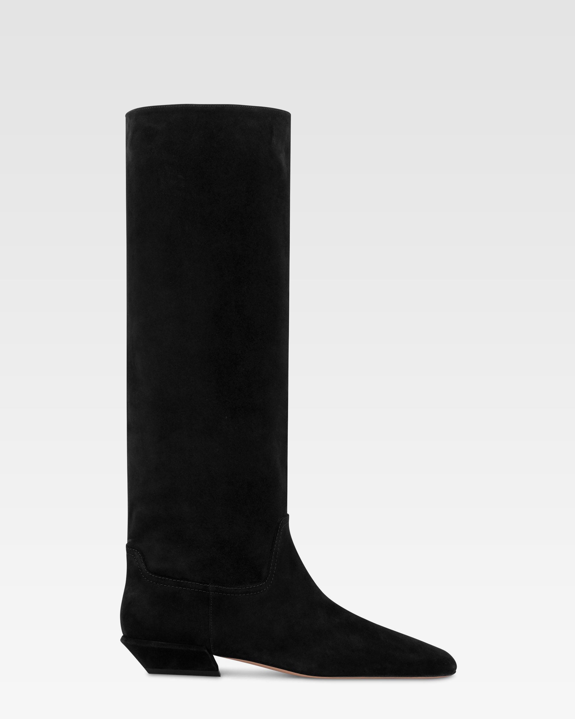 Boots in black calf suede leather.