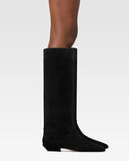 Boots in black calf suede leather.