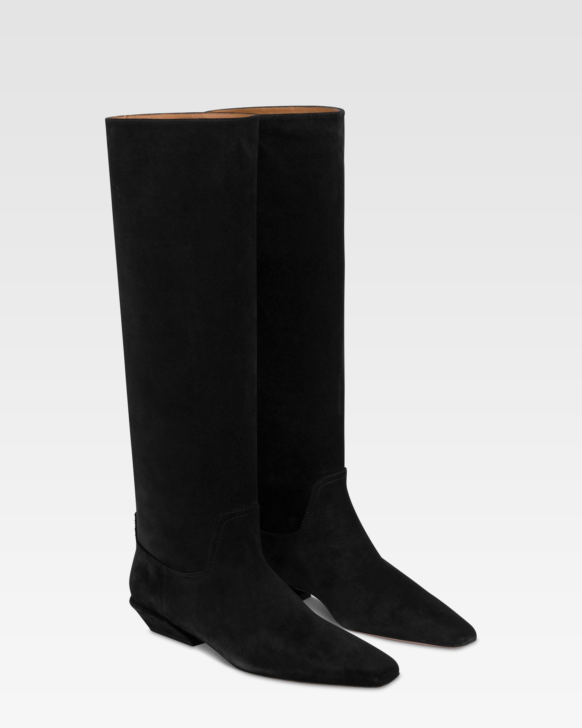 Boots in black calf suede leather.