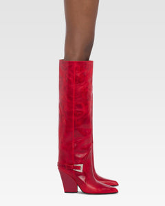 Tall, knee-high boots in shiny fiesta vintage leather