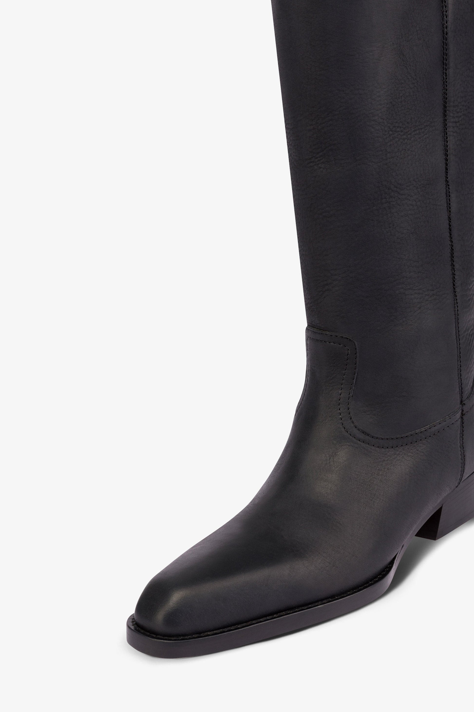 Wadenlange Stiefel aus weichem, schwarzem Kieselleder