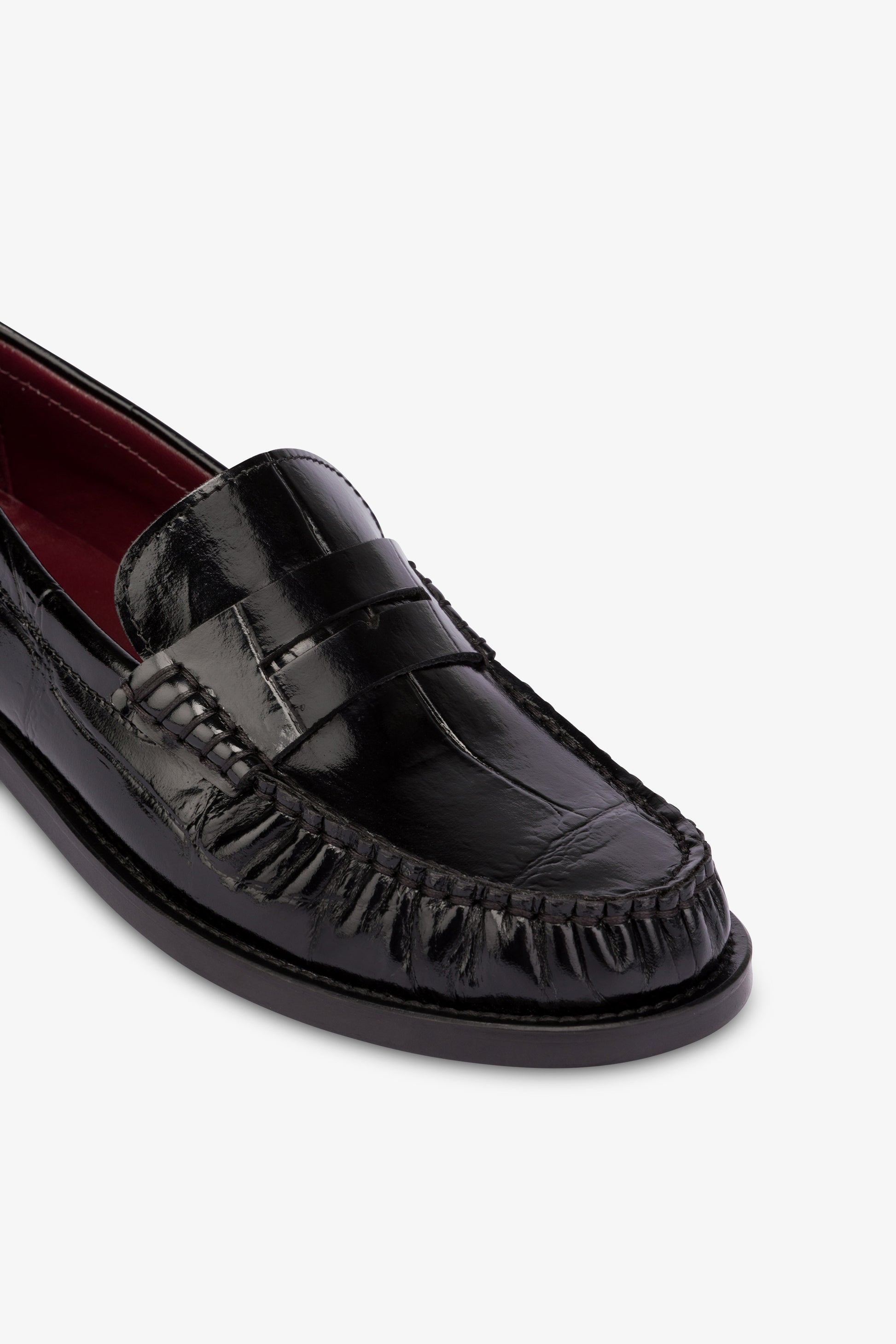 Mocasines de piel negra con maxi grabado de cocodrilo